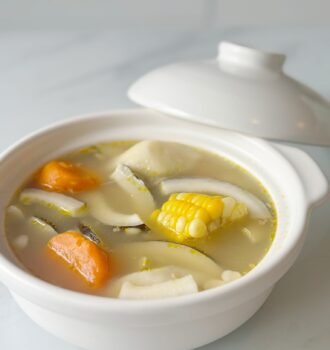 椰子淮山煲雞湯